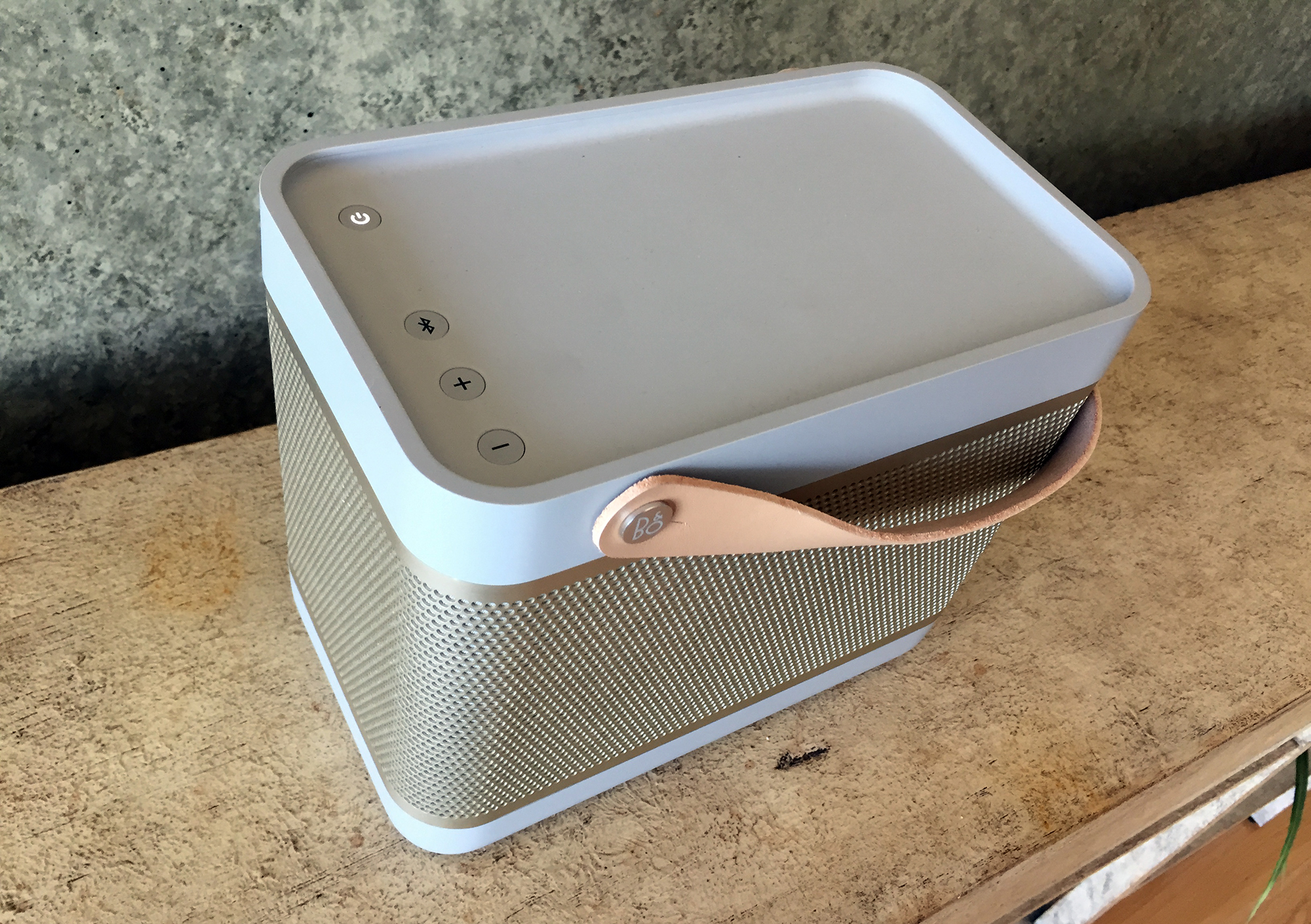 gouden snijder Missie Review: The Bang & Olufsen Beolit 15 is a big-ticket Bluetooth speaker with  a lavish design