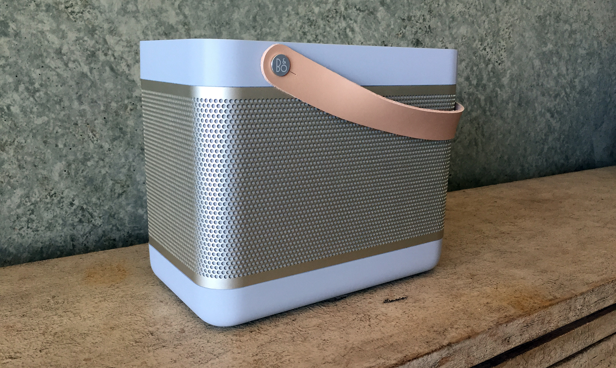 gouden snijder Missie Review: The Bang & Olufsen Beolit 15 is a big-ticket Bluetooth speaker with  a lavish design