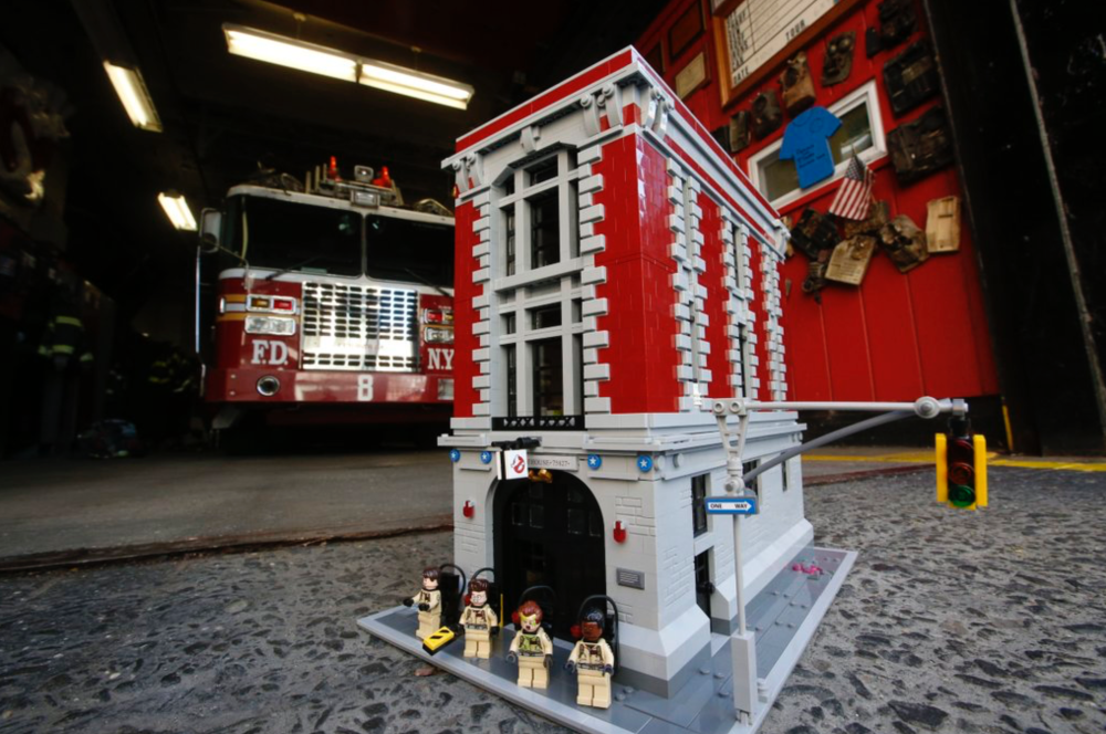 lego-ghostbusters-firehouse-detail