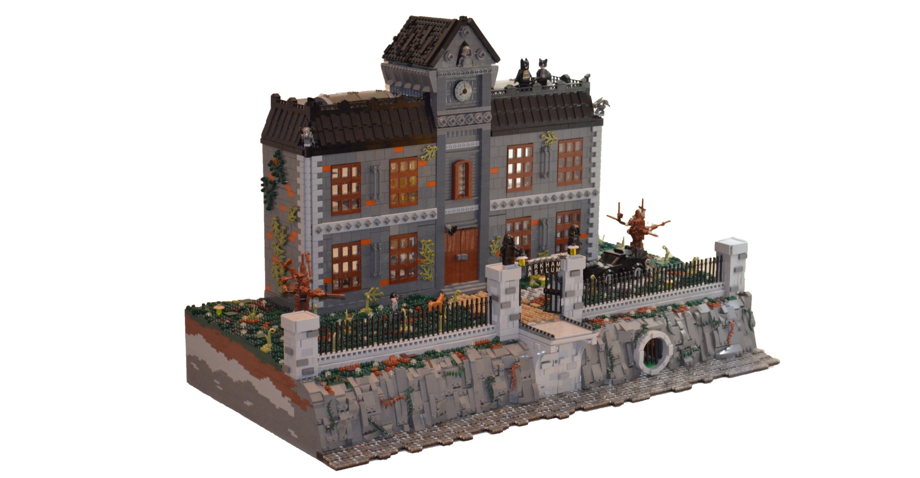 it-took-a-year-of-planning-and-18-000-pieces-to-create-this-custom-lego-arkham-asylum-build