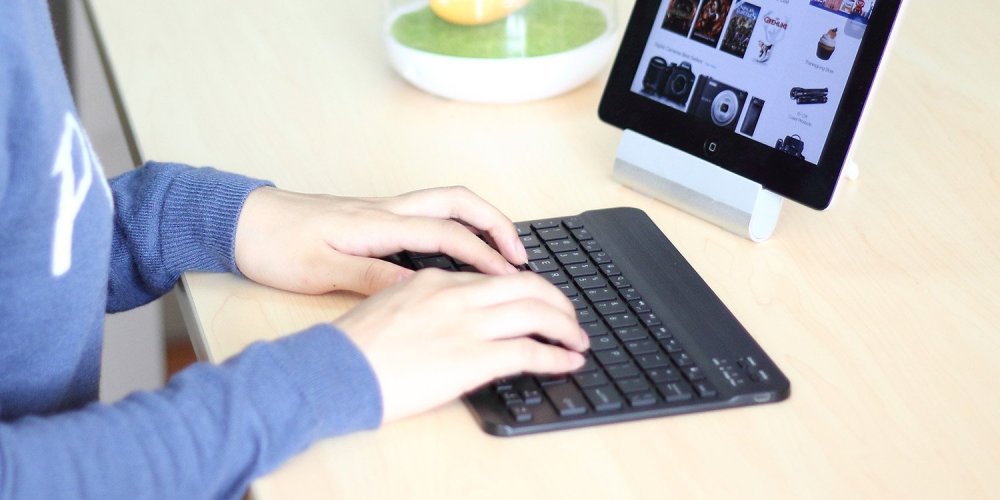 iClever Universal 7-Color Backlit Wireless Bluetooth 3.0 Keyboard