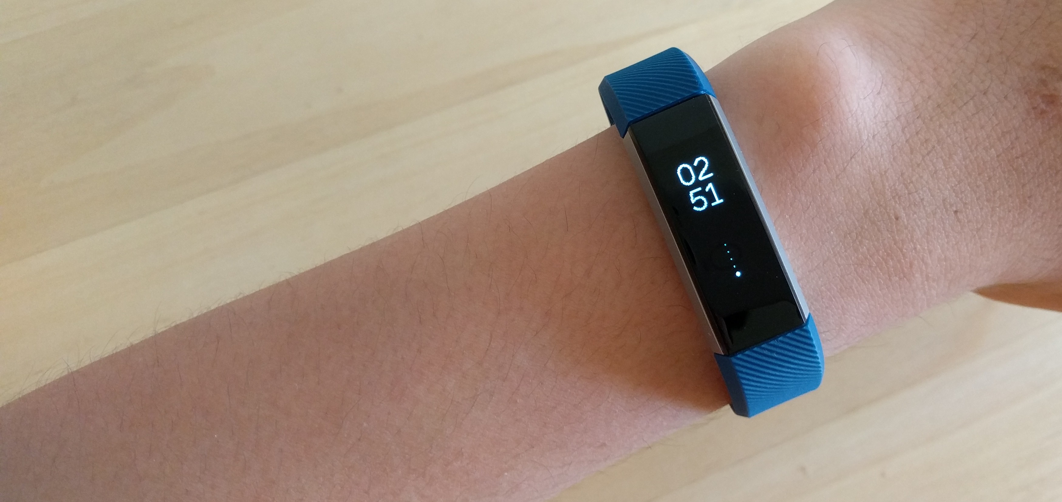 Review Fitbit Alta Pairs Smart Fitness Tracking With A Small And Beautiful Design 0255