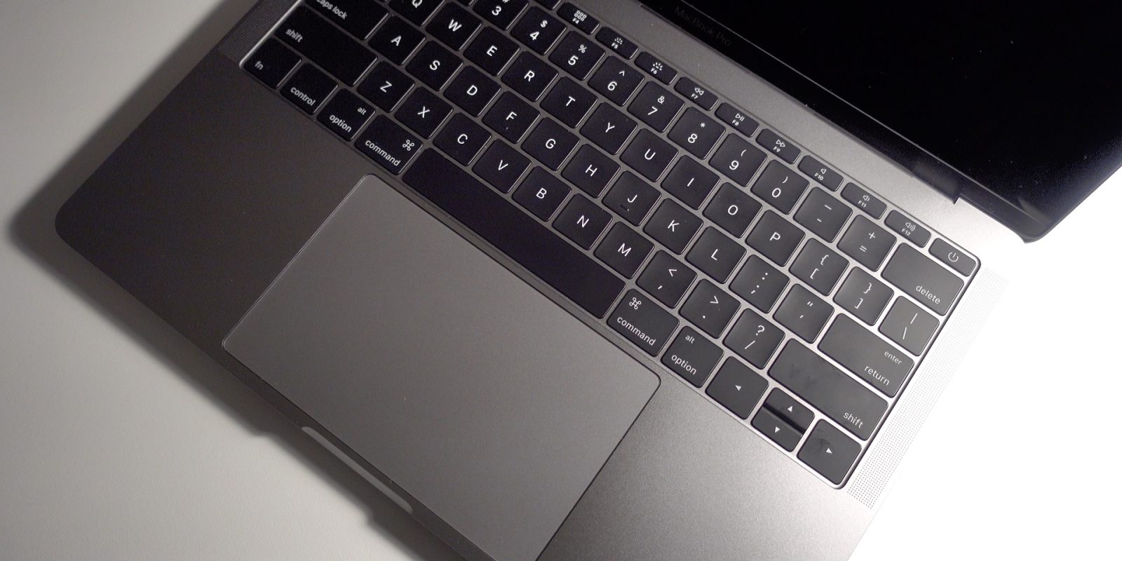Apple previous-gen. 13-inch MacBook Pro sans Touch Bar ...