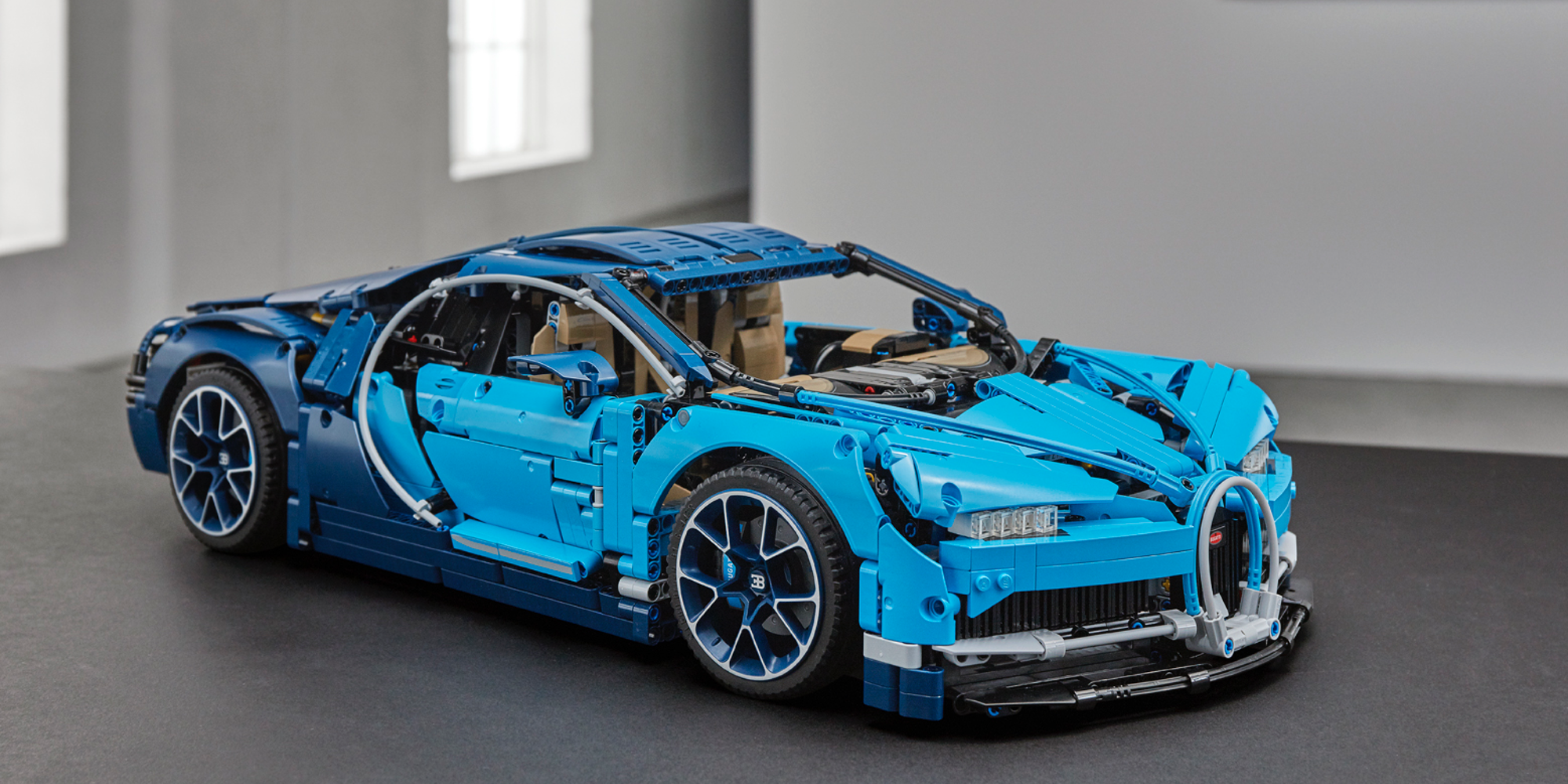 FREE SHIPPING LEGO Bugatti Chiron Technic 42083 