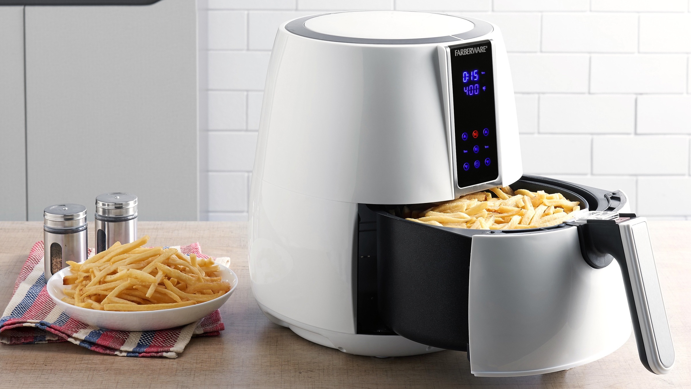 Bring home the Farberware 3Liter Oilless Fryer for 39 (Reg. up to 70)