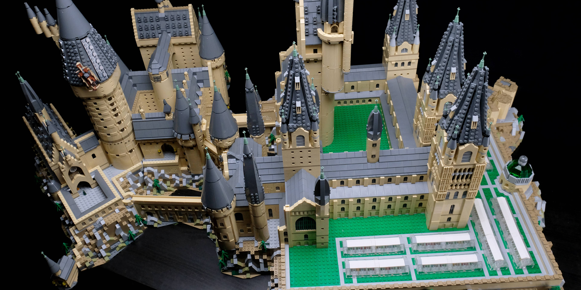 giant lego hogwarts castle