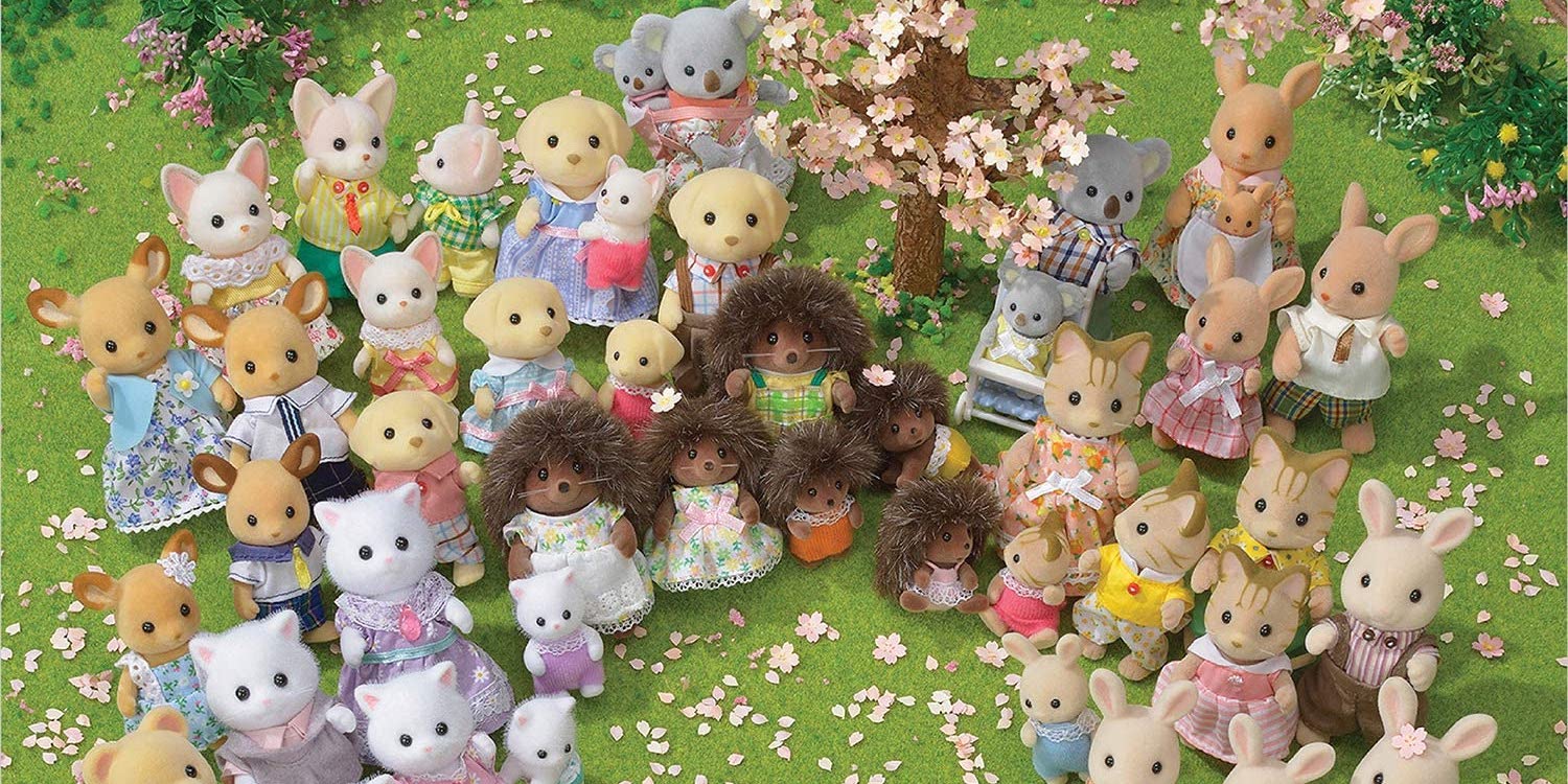 Smiling critters имена. Smiling Critters игрушки. Մահճակալներ Calico Critters. Страна smiling Criters. Надпись smiling Critters.