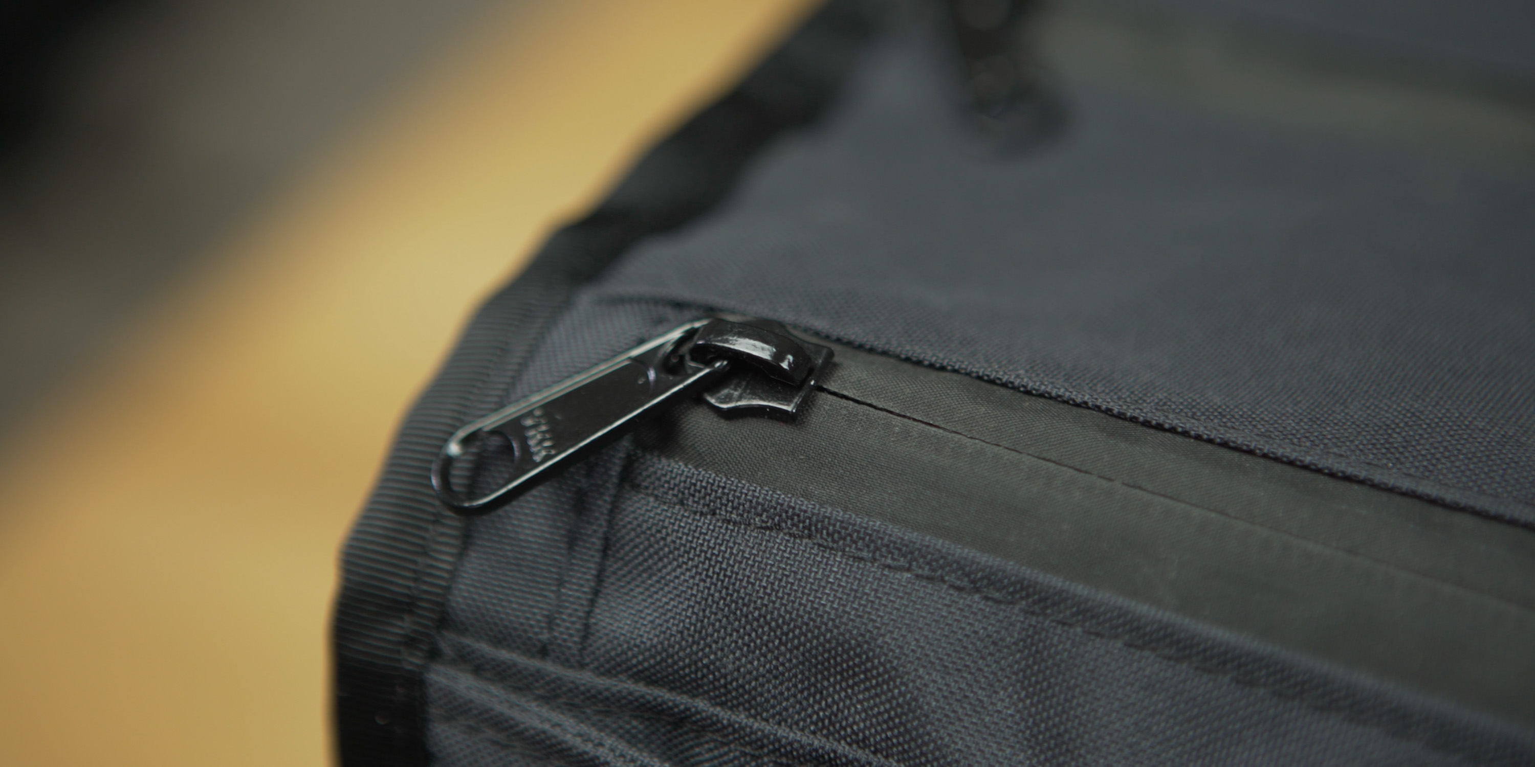 Close-up on the zipper of the Transit Duffle 