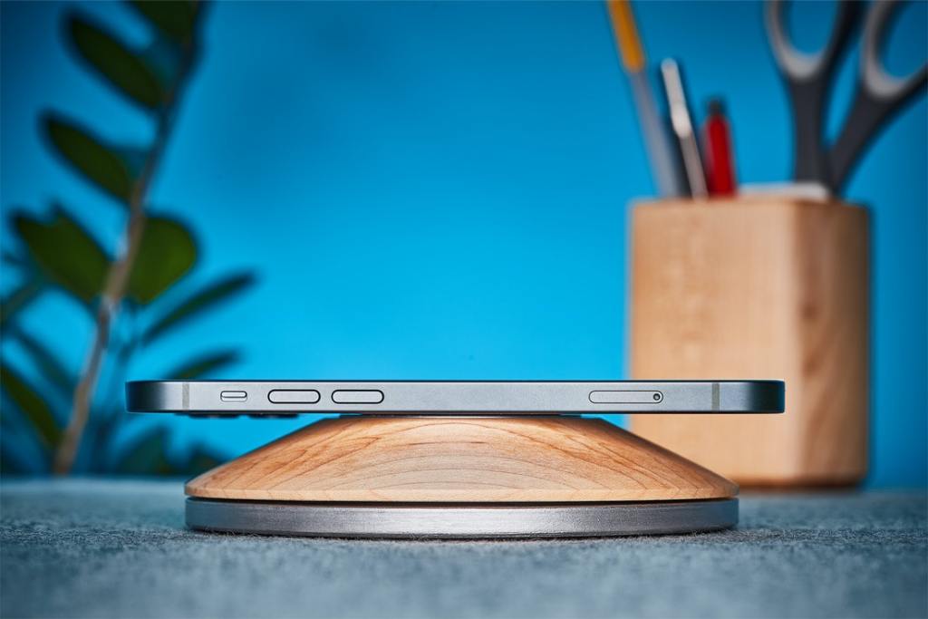 iPhone 12 MagSafe Dock by Grovemade