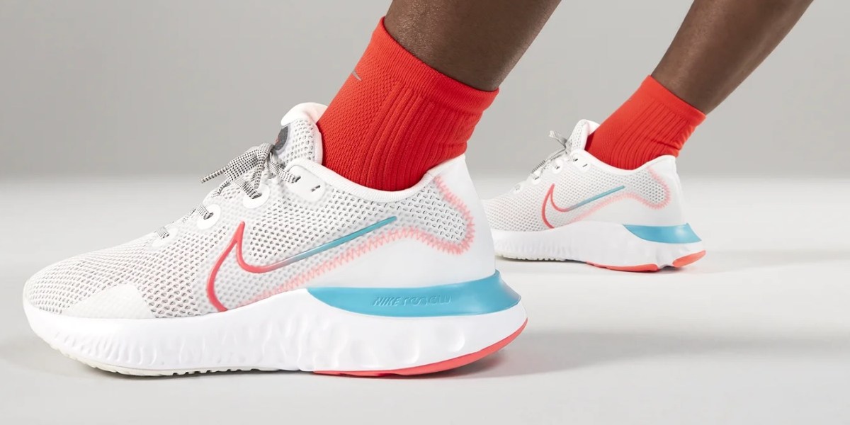 comercio guirnalda Oscuro Foot Locker's Nike Flash Sale takes up to 25% off best-selling styles from  $10