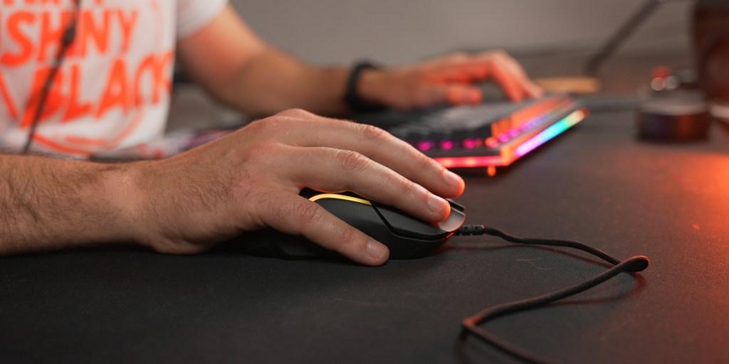 Right side of the SteelSeries Rival 5 in use