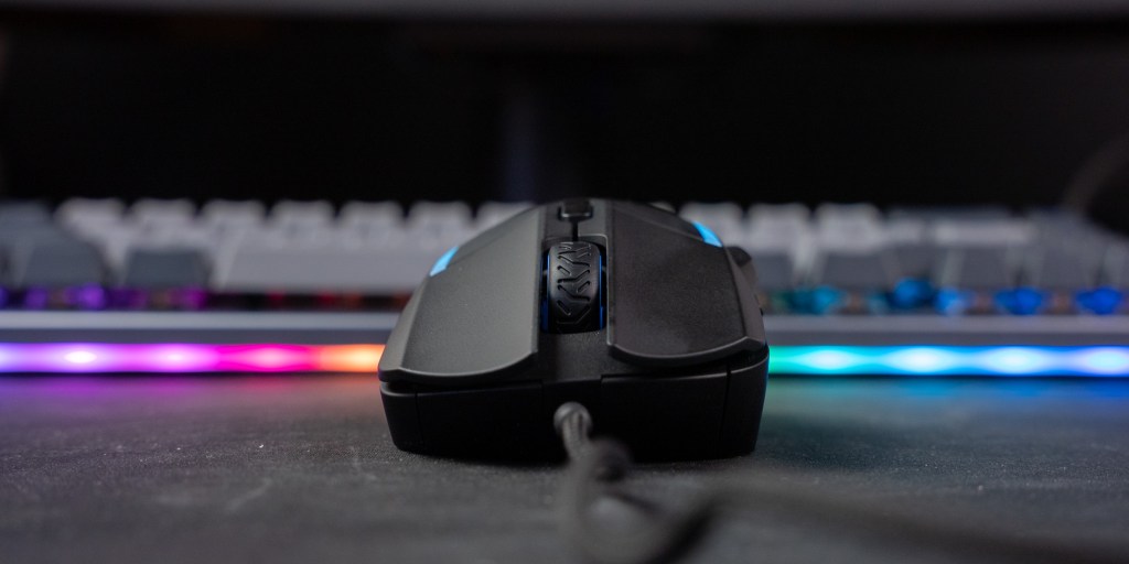 Front view of the ergonomic shape of the SteelSeries Rival 5