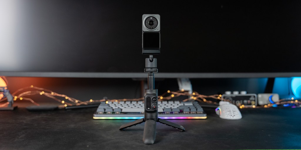The extender rod works as a selfie stick with remote control. 