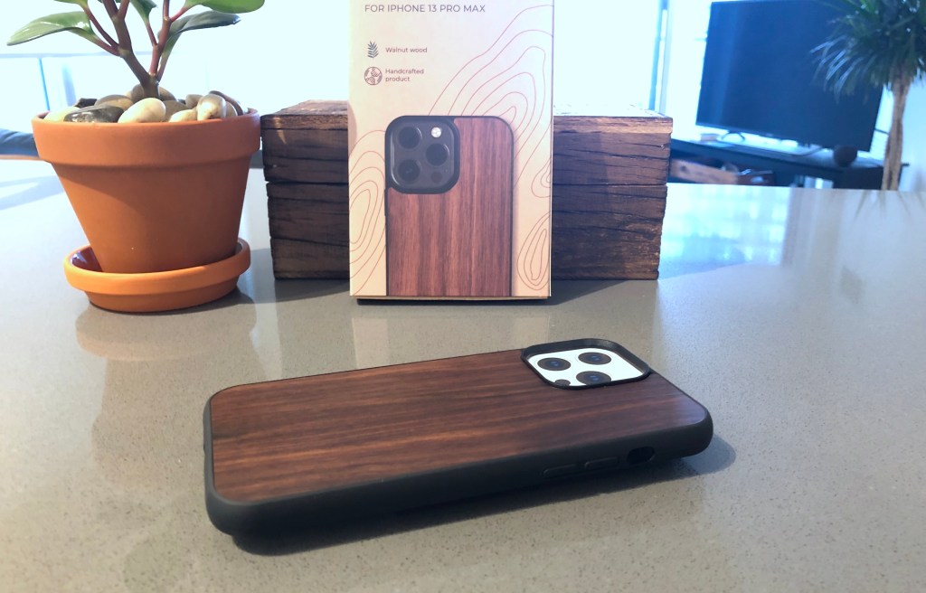 Oakywood iPhone 13 Wood MagSafe case side