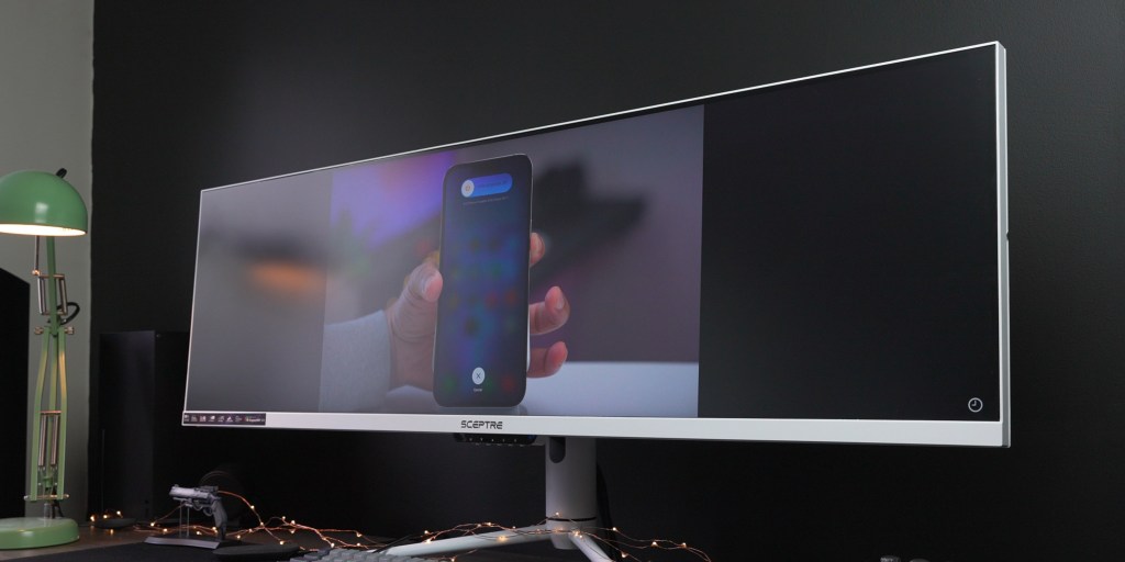 DisplayHDR 600 tạo ra hình ảnh tươi sáng trên màn hình Scepter Nebula 44-in