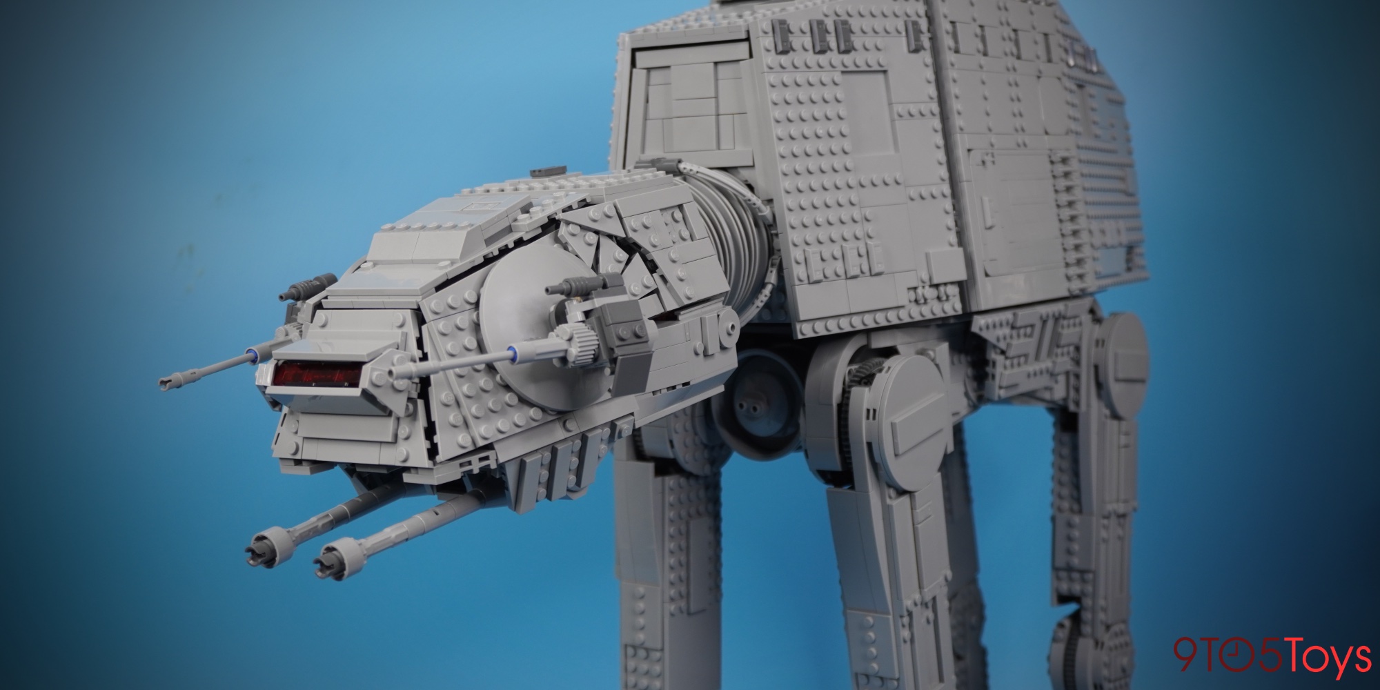 Kanin trofast Relaterede LEGO UCS AT-AT review: Hands-on with the 6,800-piece set - 9to5Toys