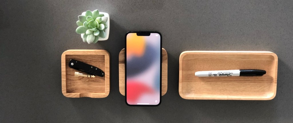 https://9to5toys.com/wp-content/uploads/sites/5/2021/12/Oakywood-wooden-wireless-charger-03.jpg?w=1024
