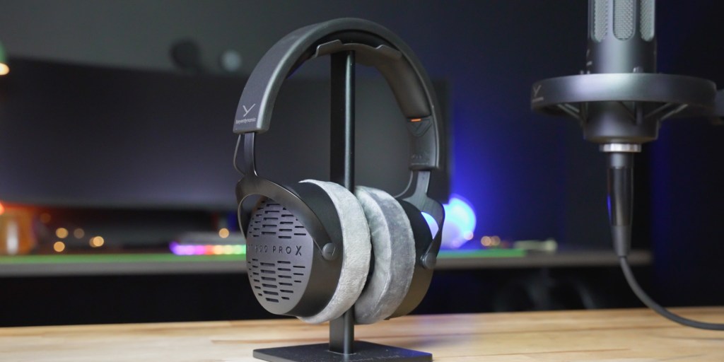 The Beyerdynamic DT 900 PRO X keeps audio crisp and clear for mixing. 