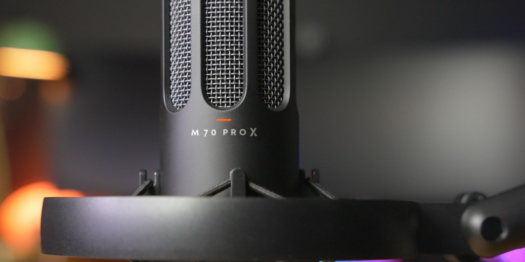 The included shock mount is perfect for sound isolation. 