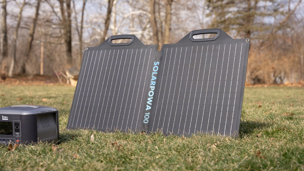 The Solarpowa100 panel is easily transportable. 