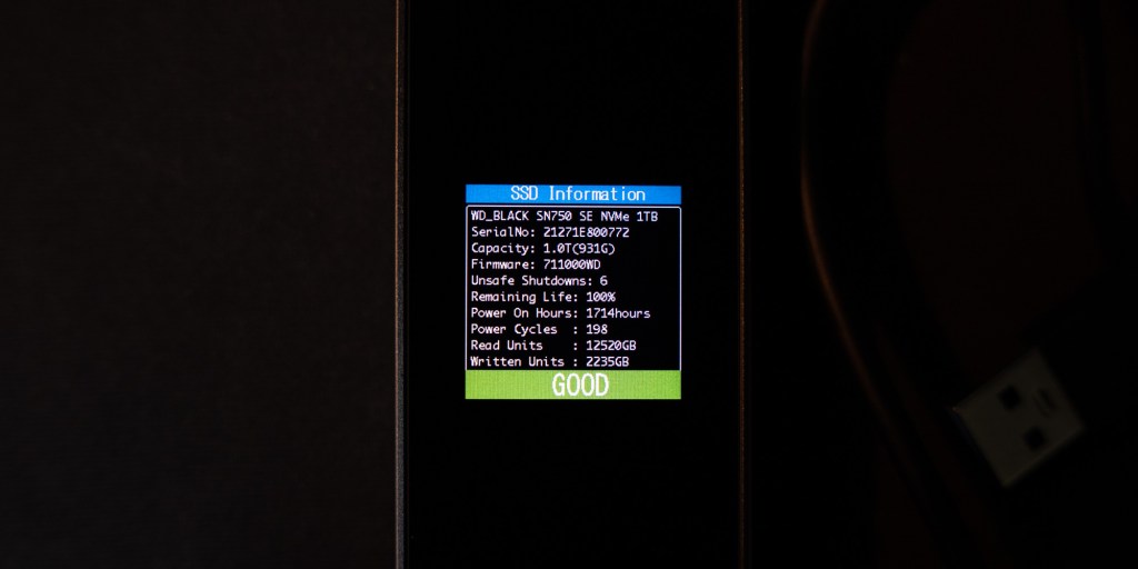 The screen offers a lot of information on the DockCase SSD enclosure.