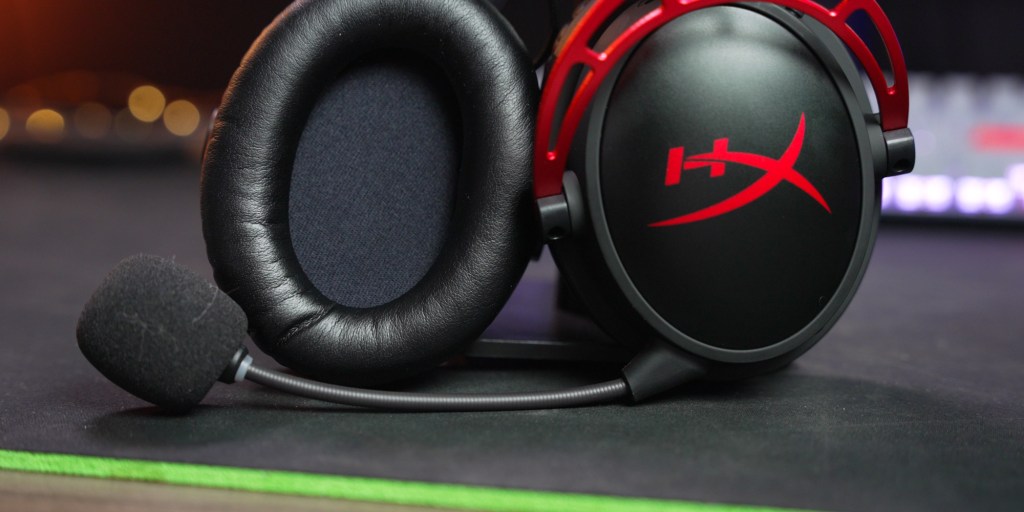 The microphone on the HyperX Cloud Alpha Wireless cuts out background noise to ensure teammates are hearing unnecessary noises. 