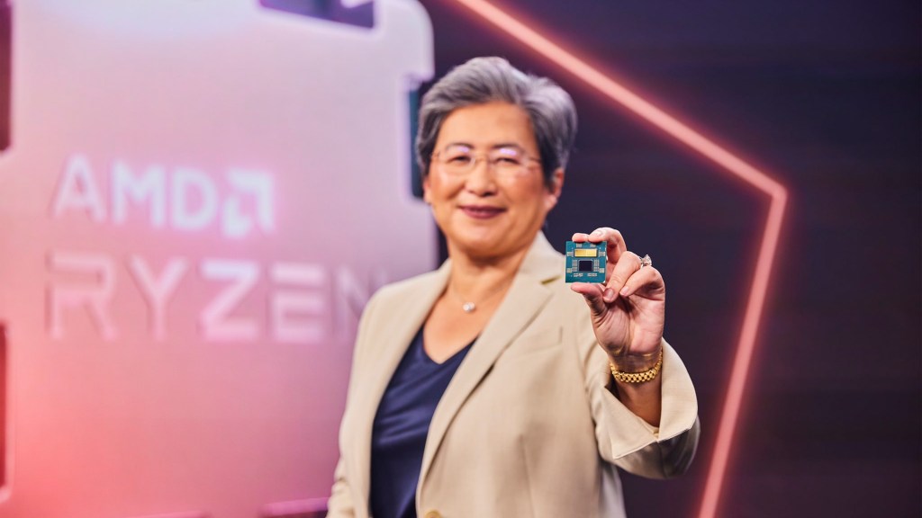 Lisa Su holding AMD Ryzen 7000 CPU