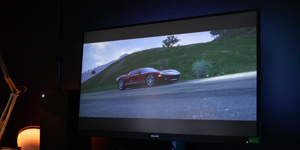 Forza Horizon 5 looks great on the Philips Momentum 32-inch monitor. 