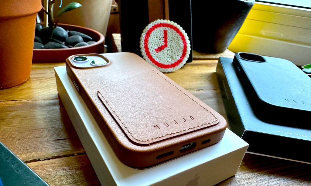 MUJJO leather iPhone 14 case close up