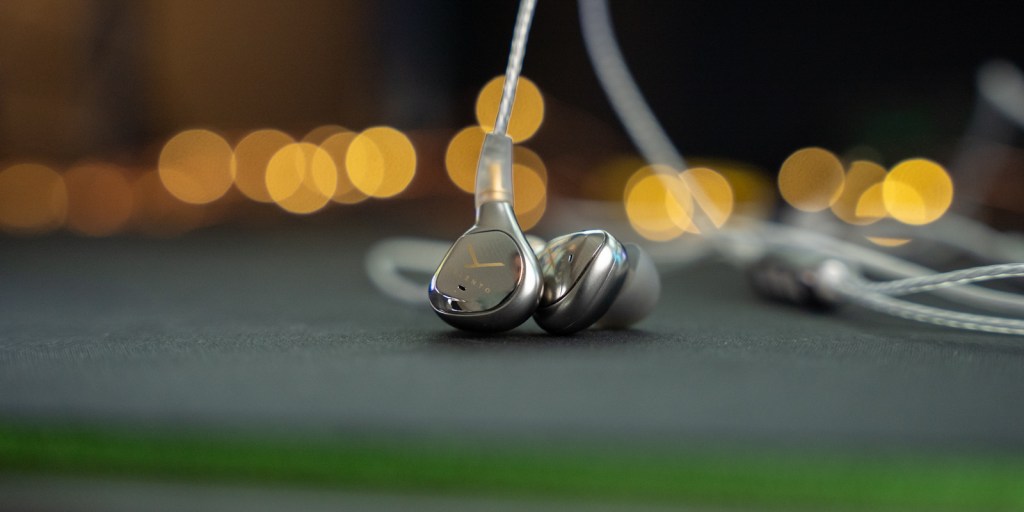 The mix of materials gives the in-ear headphones an elegant look