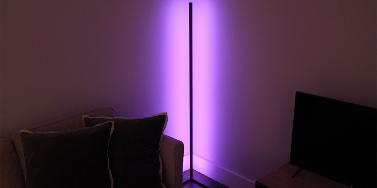 a flat lamp sitting in a dark room