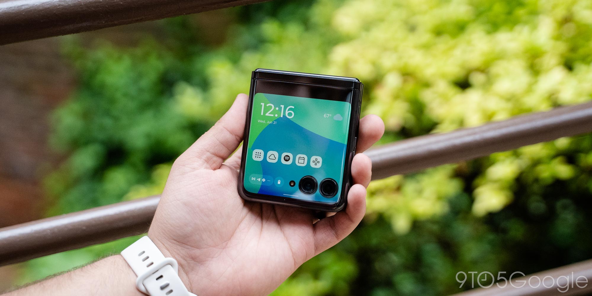 Motorola's folding razr+ smartphone with Snapdragon 8+ Gen 1 starts ...