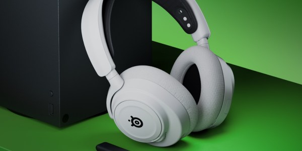 SteelSeries Arctis Nova white headsets