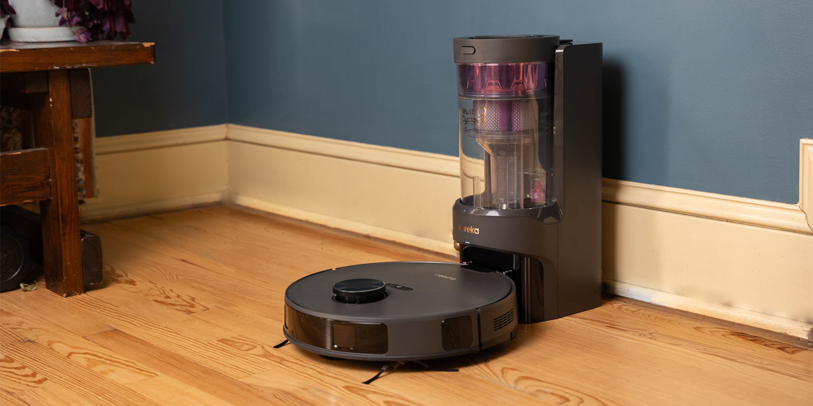 Eureka E10s Bagless selfemptying robot vac