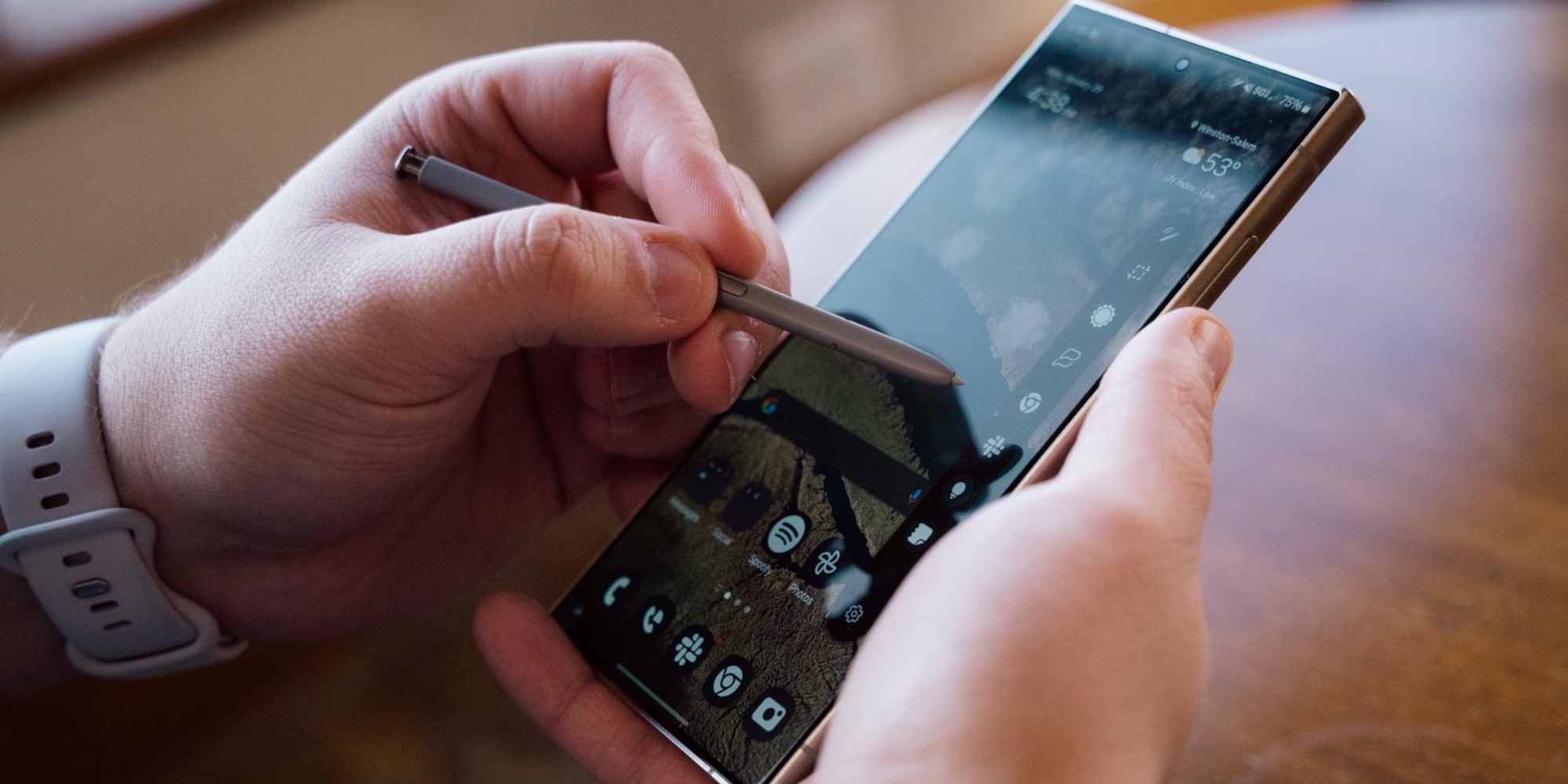 a hand holding a cellphone