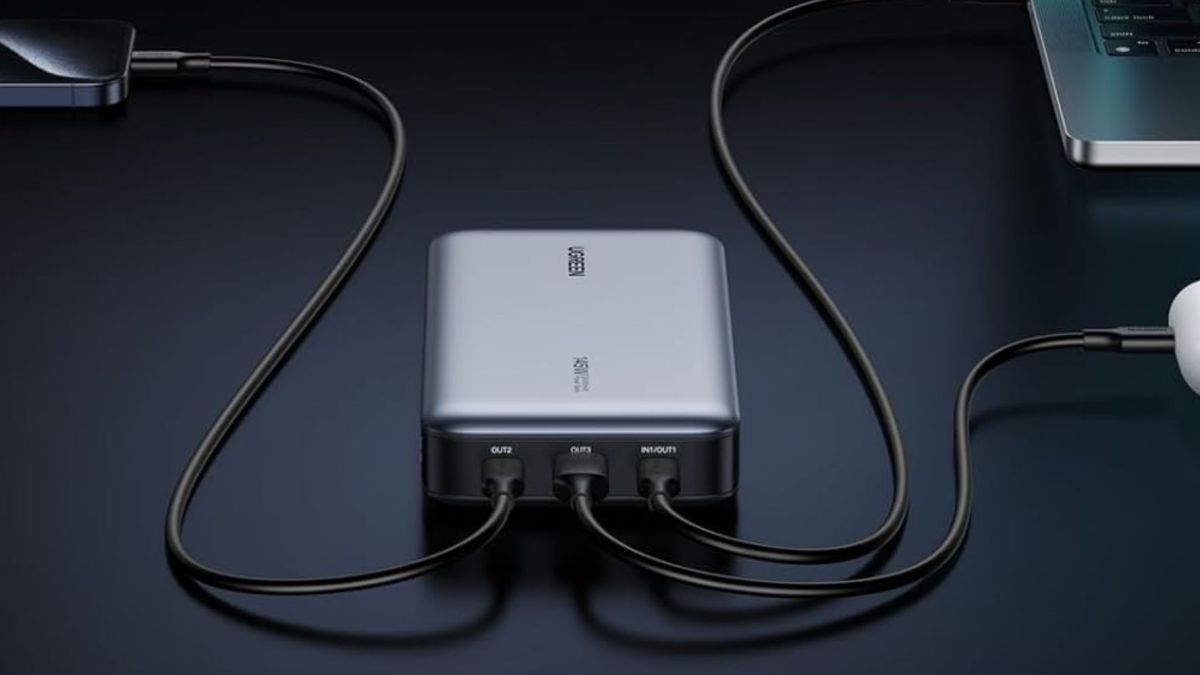 Image showing a UGREEN Nexode power bank attached to three different Apple devices.