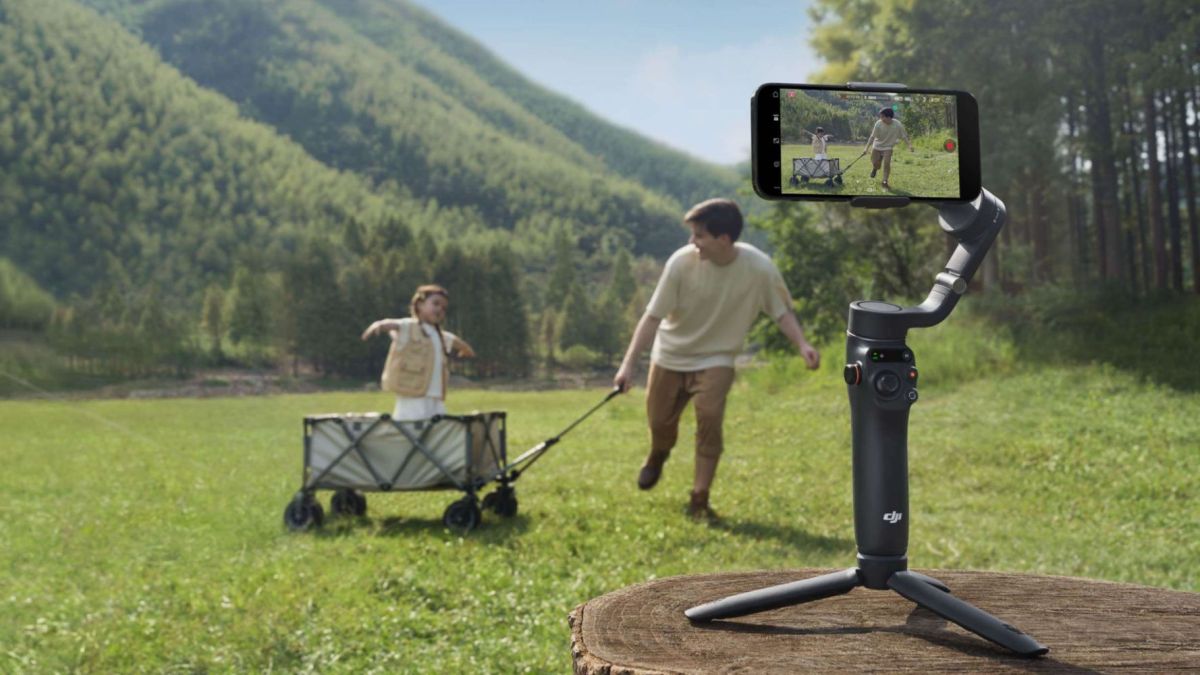 Image showing a DJI Osmo Mobile 6 gimbal kept on a table.