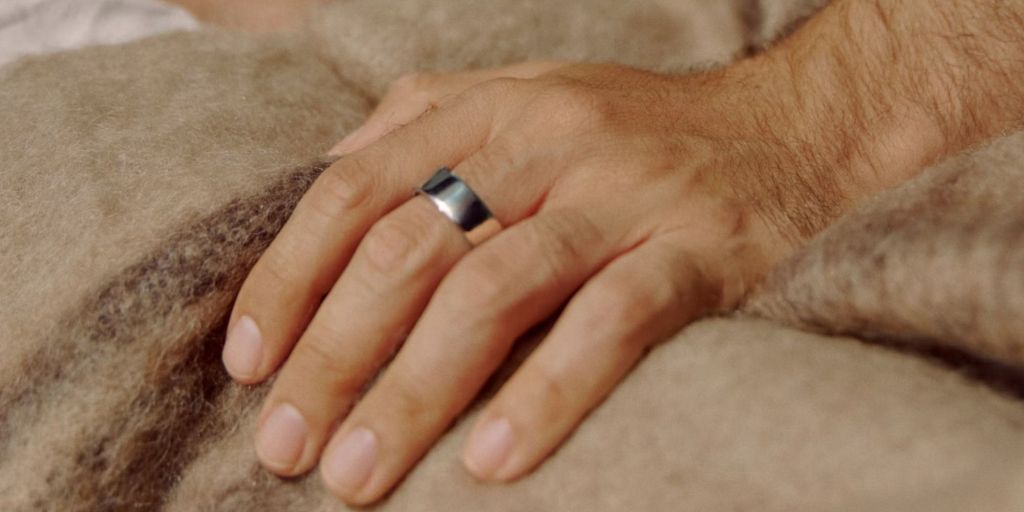 Image showing a person wearing the Oura Ring 4.