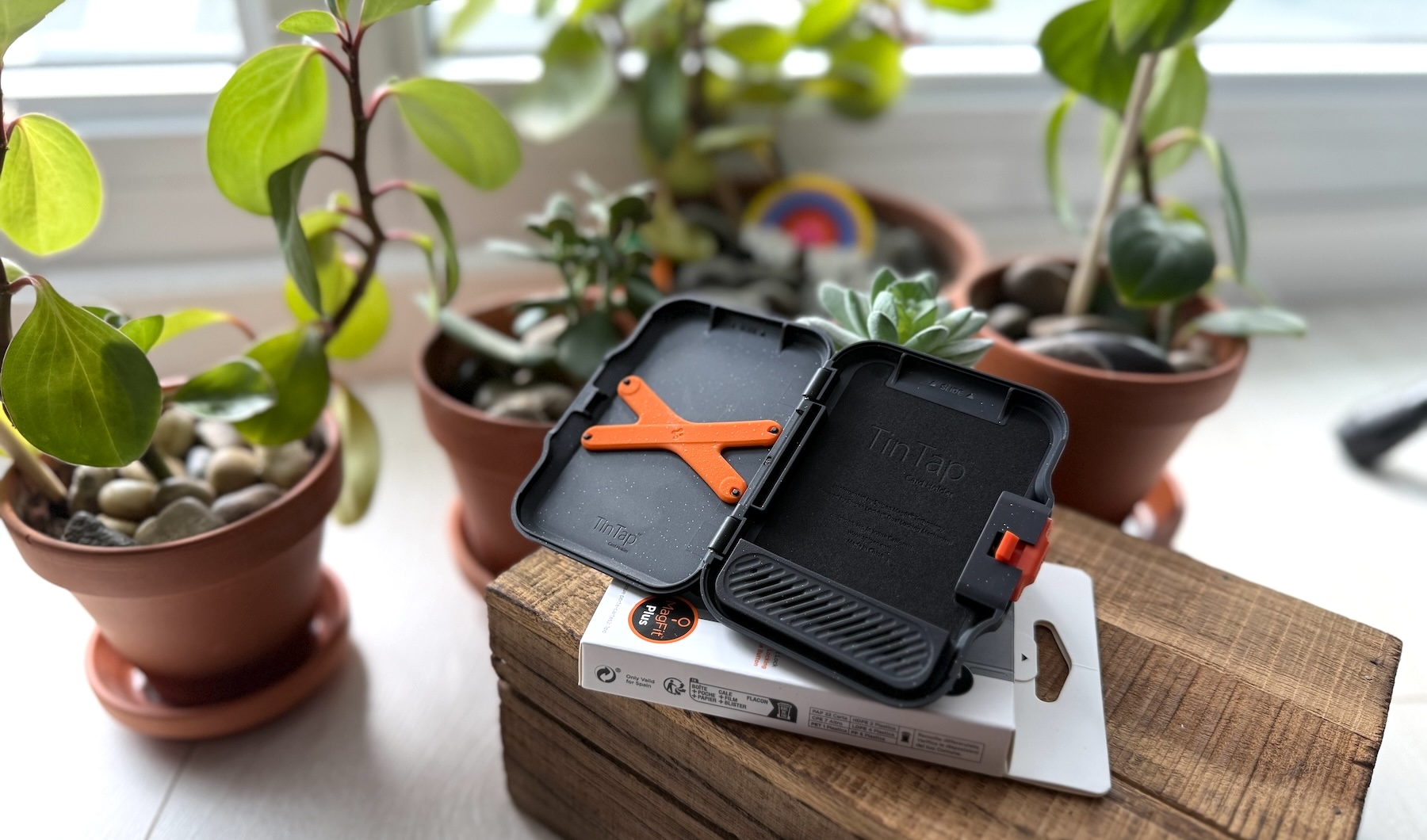 Spigen TinTap MagFit+ Portafoglio Magnetico Per Carte, Capienza 5-6 Carte, Compatibile Con IPhone 17/16/15/14/13/12 E Google Pixel Con MagSafe, Colore Arancione