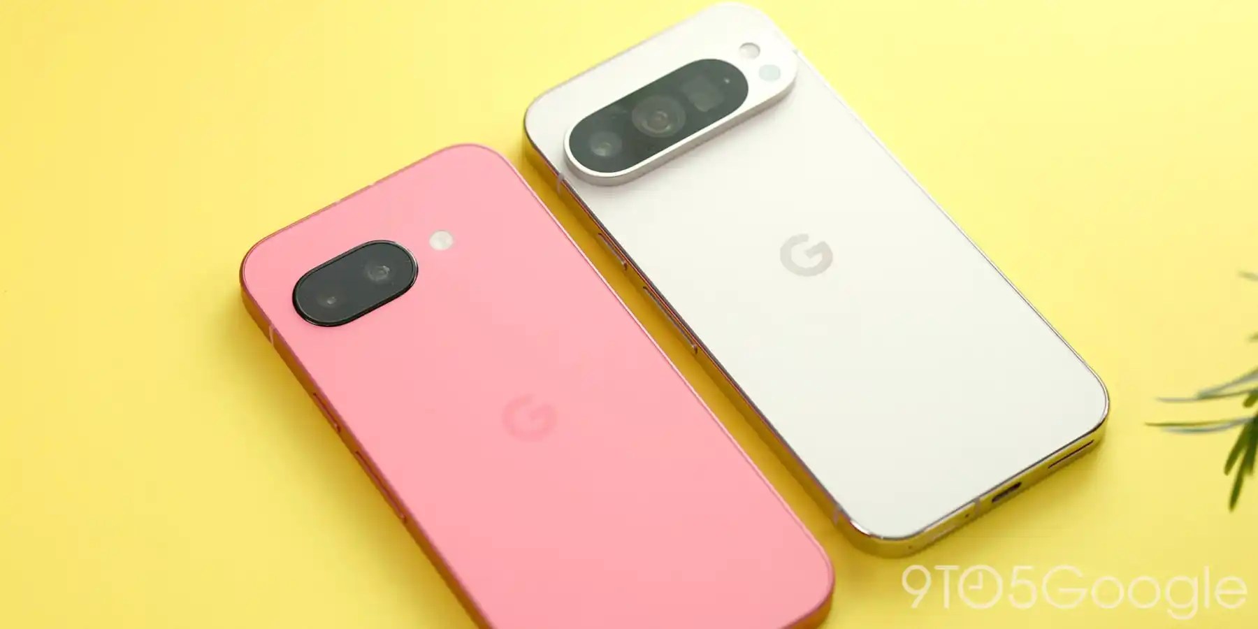 Um telefone celular rosa e branco