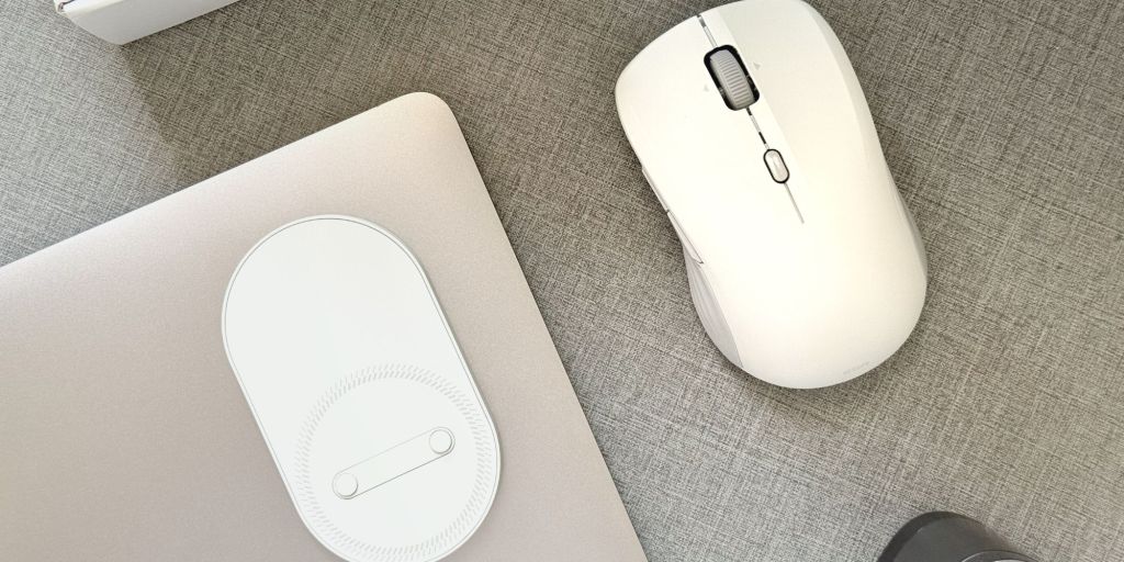 Image showing ESR's MagMouse next to its docking pad.