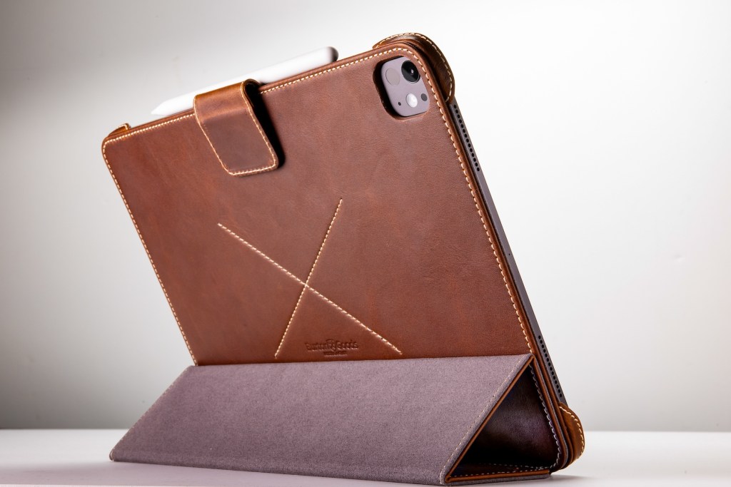 A brown leather case with a white pen