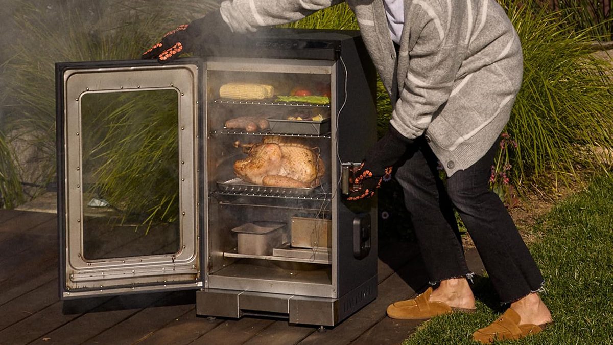 East Oak’s 30-inch electric smoker with a built-in probe and viewing window just hit a $255 2026 low