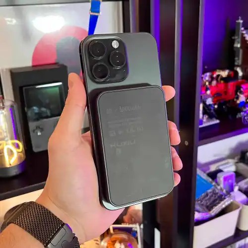 A person holding a cell phone