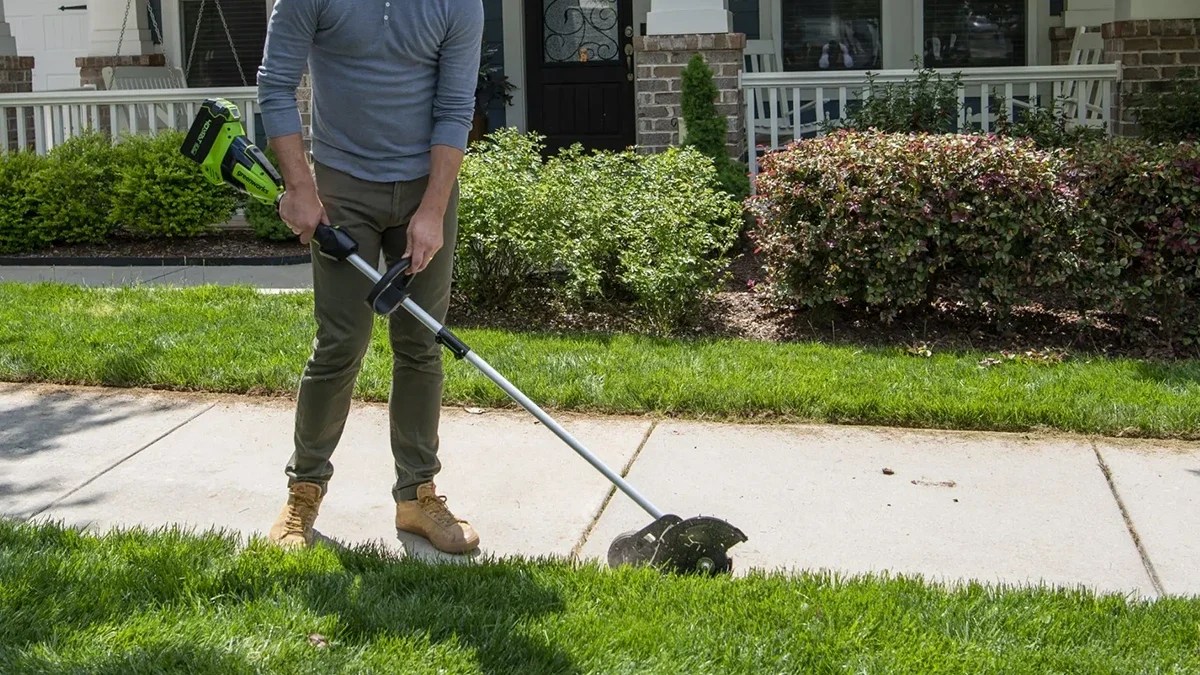 Save $110 on Greenworks’ 40V 8-inch cordless electric lawn edger + a 4.0Ah battery down at $190