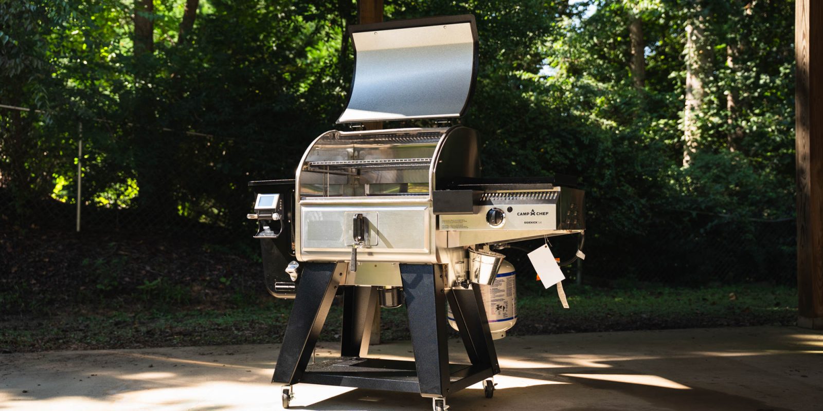 A barbecue grill with a lid open