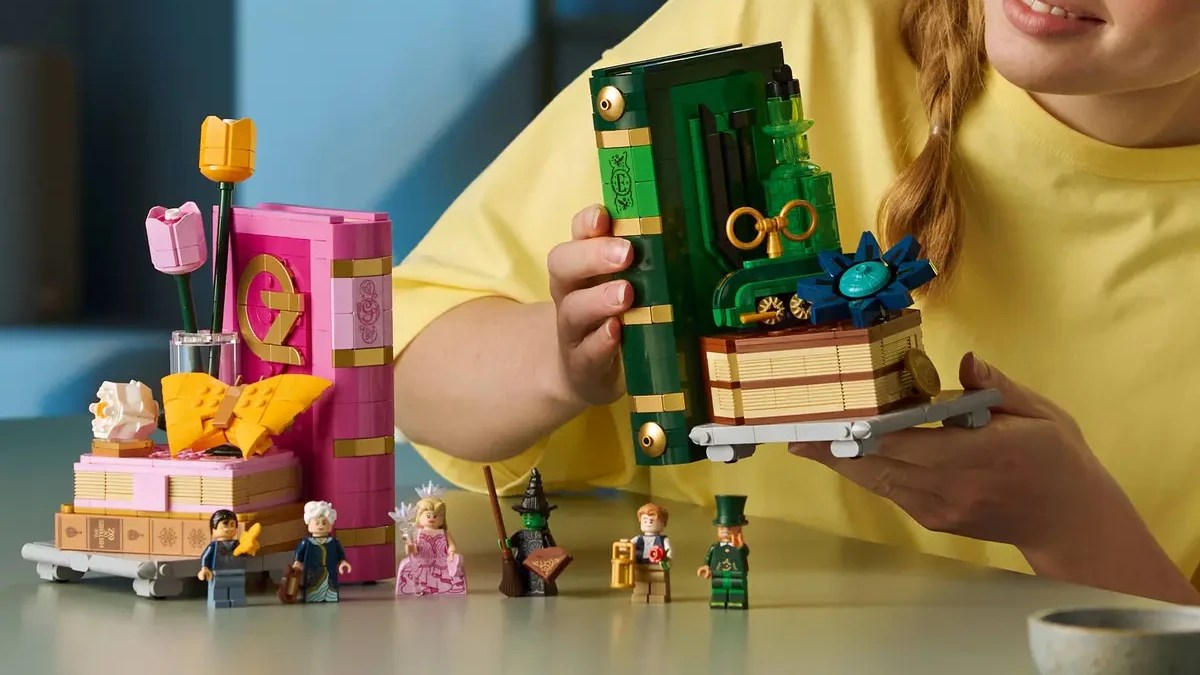 Add magical Oz to your bookshelf with this LEGO Wicked bookend set