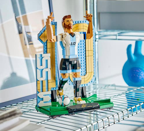 A toy figurine of a man LEGO Editions