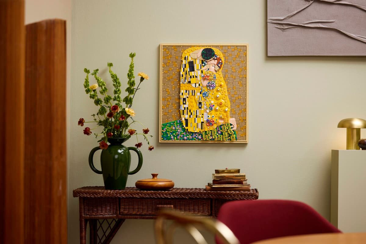 A vase of flowers on a table
