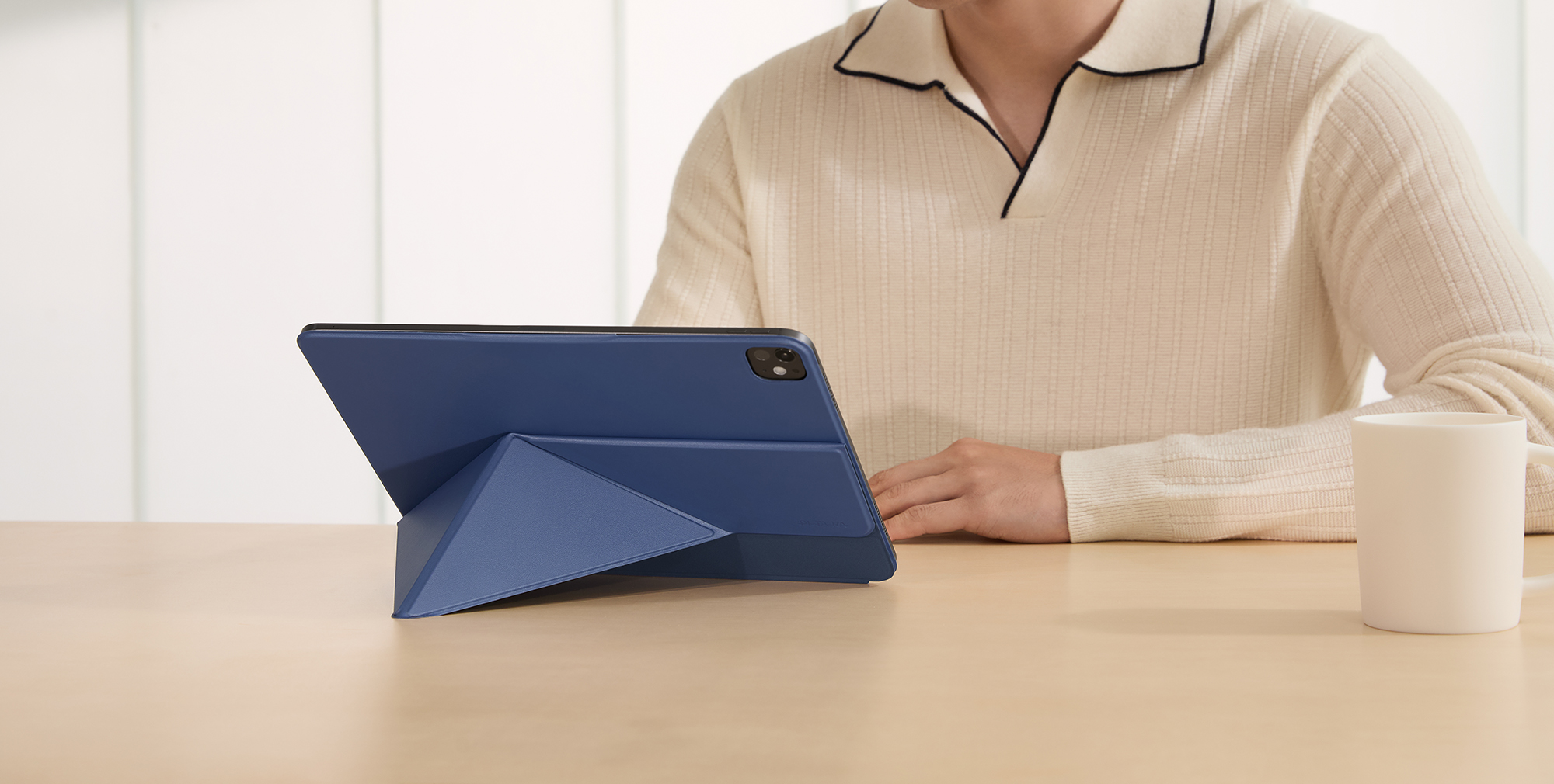 PITAKA’s new Folio 3 gives you 5-in-1 viewing/working angles for your iPad and offers a more ergonomic experience
